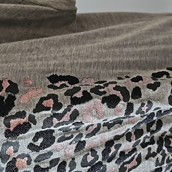Apt. 9 Gray Short Slee Tee with Rose Gold, Pink, and Silver Ombre Leopard Print - Picture 8 of 12